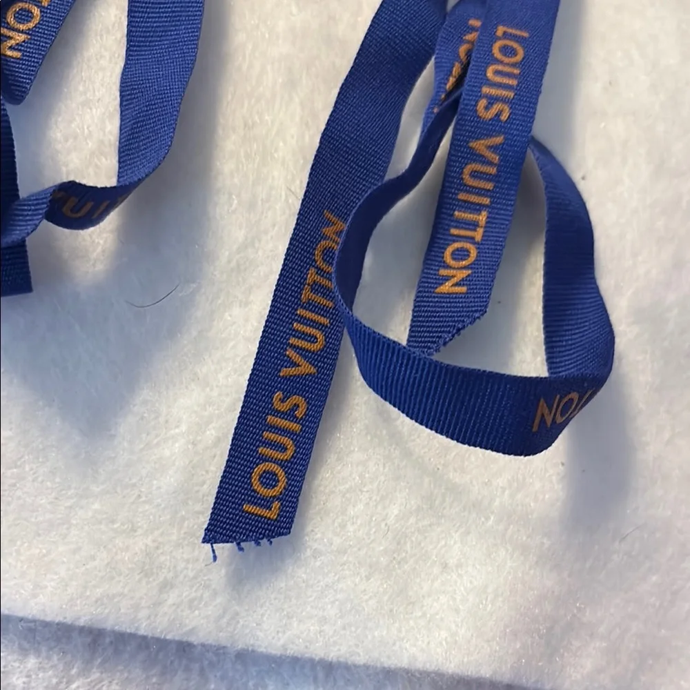Louis Vuitton Blue Ribbon Set - Picture 7 of 8